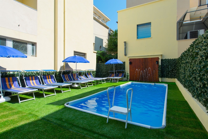 Imagen de la piscina del Hotel Vannucci Rimini. Foto 6