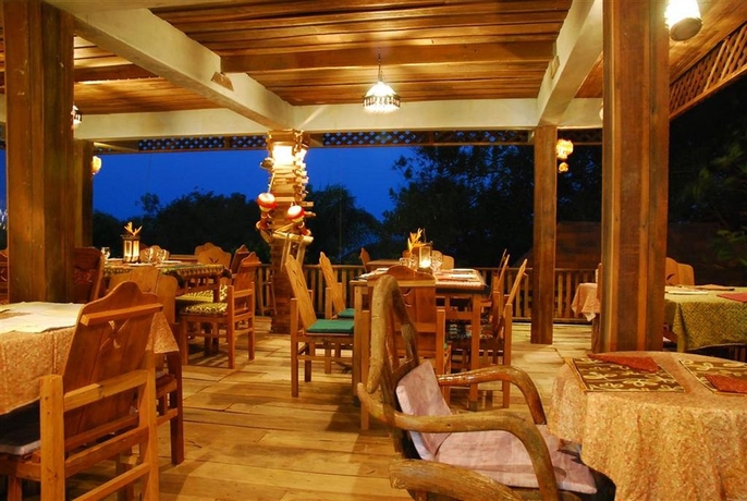 Imagen del bar/restaurante del Hotel Varinda Garden Resort. Foto 3