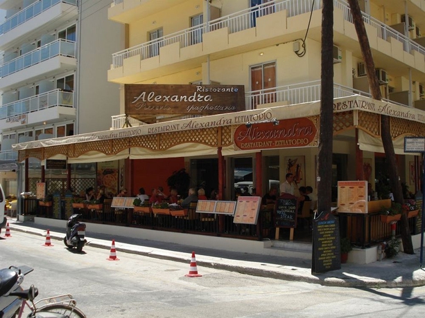 Imagen de los exteriores del Hotel Vassilia. Foto 13