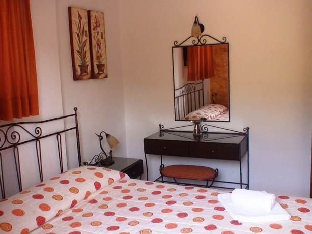Imagen de la habitación del Hotel Vathi. Foto 16