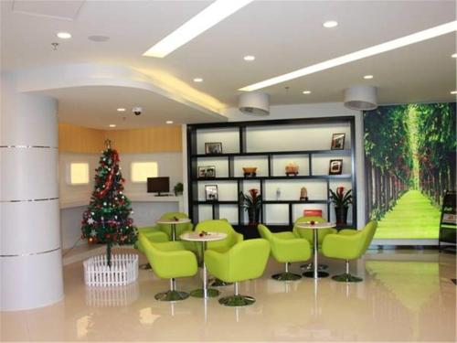 Imagen de la habitación del Hotel Vatica Shanghai International Tourist Resort Huaxia E Road Metro Station. Foto 8