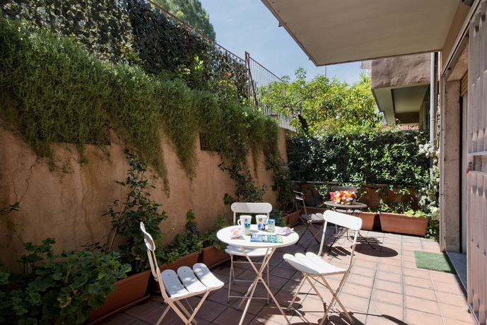 Imagen de los exteriores del Hotel Vaticano84. Foto 14