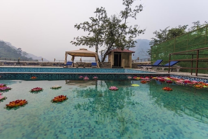 Imagen de la piscina del Hotel Veda5 Ayurveda and Yoga Retreat. Foto 17