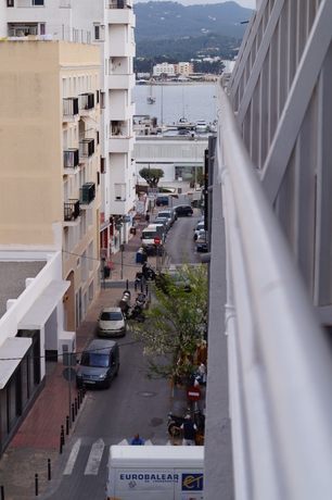 Imagen de los exteriores del Hotel Vedr&aacute;. Foto 9