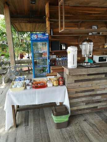 Imagen del bar/restaurante del Hotel Veepana Resort. Foto 17