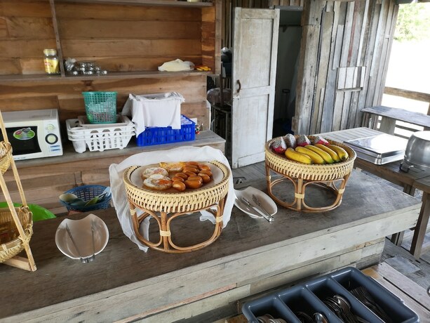 Imagen del bar/restaurante del Hotel Veepana Resort. Foto 18