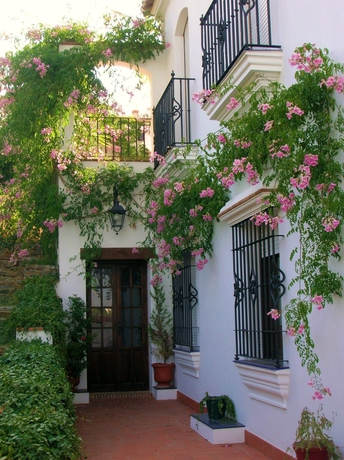 Imagen de los exteriores del Hotel Vega De Cazalla. Foto 8