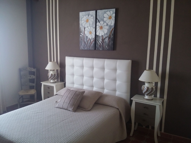 Imagen de la habitación del Hotel Vega De Cazalla. Foto 2