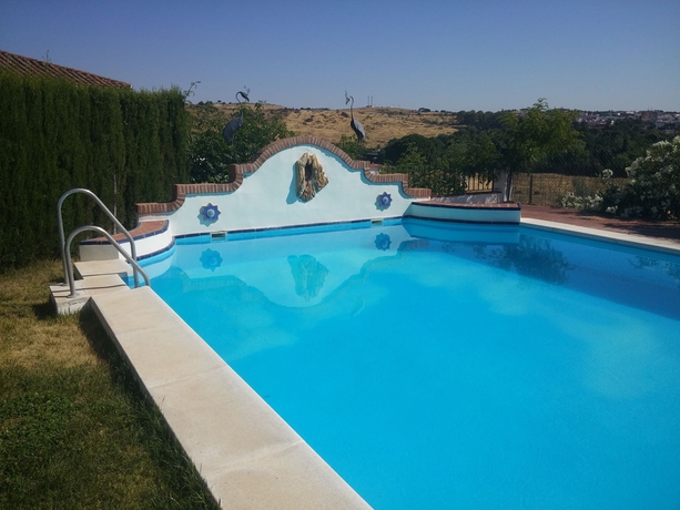 Imagen de la piscina del Hotel Vega De Cazalla. Foto 13