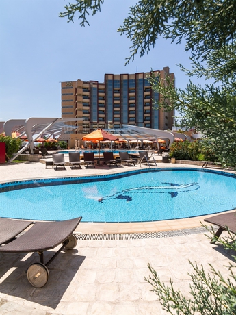 Imagen de la piscina del Hotel Vega. Foto 15