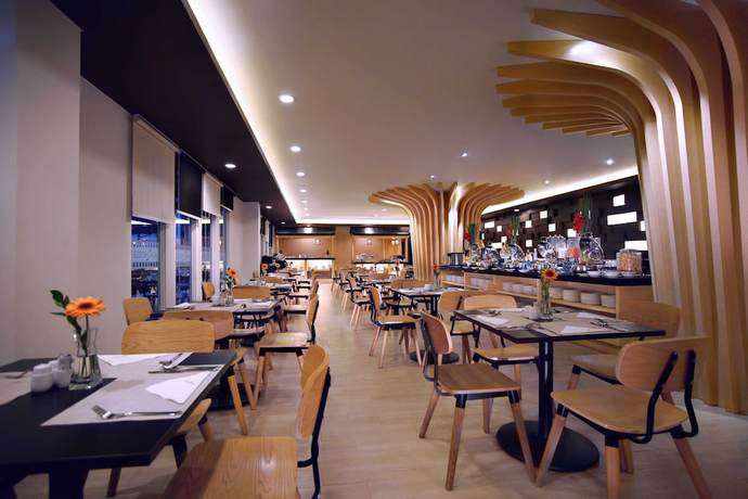 Imagen del bar/restaurante del Hotel Vega Gading Serpong - Chse Certified. Foto 2