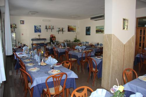 Imagen de la habitación del Hotel Vela Azzurra. Foto 10