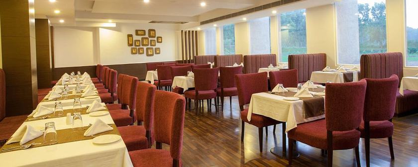 Imagen del bar/restaurante del Hotel Velvet Clarks Exotica. Foto 6