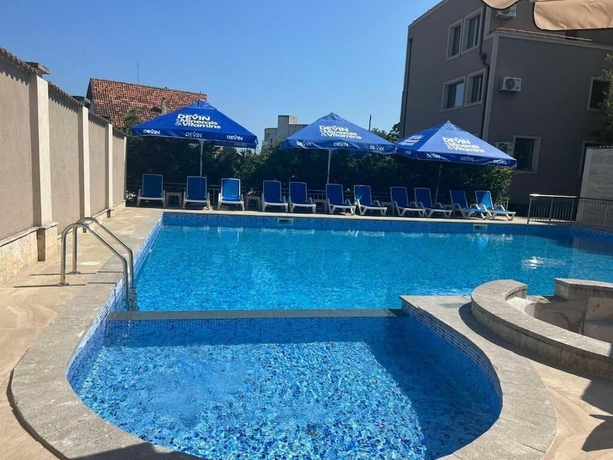 Imagen de la piscina del Hotel Vemara City Apart. Foto 17