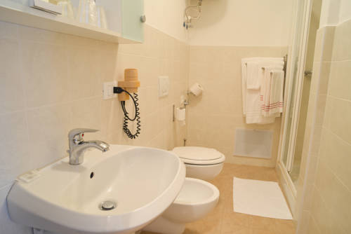 Imagen de la habitación del Hotel Venezia, Riva del Garda. Foto 7