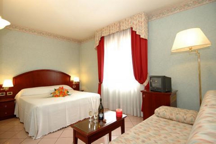 Imagen de la habitación del Hotel Venice Palace. Foto 8