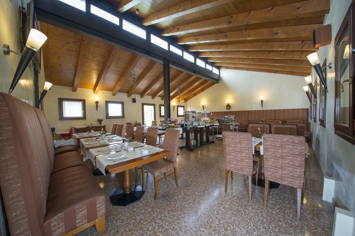 Imagen del bar/restaurante del Hotel Venice Resort Airport. Foto 1