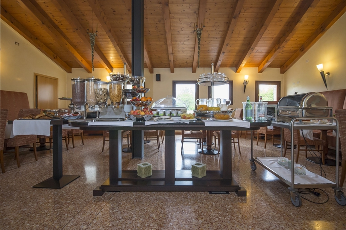 Imagen del bar/restaurante del Hotel Venice Resort Airport. Foto 2