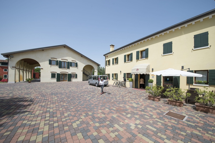 Imagen de los exteriores del Hotel Venice Resort Airport. Foto 9