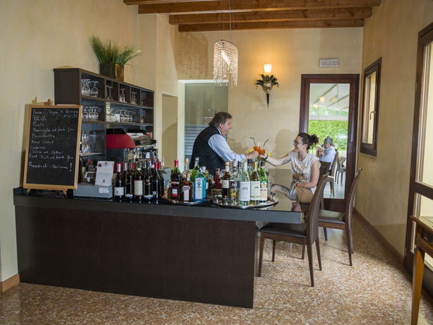 Imagen del bar/restaurante del Hotel Venice Resort Airport. Foto 3