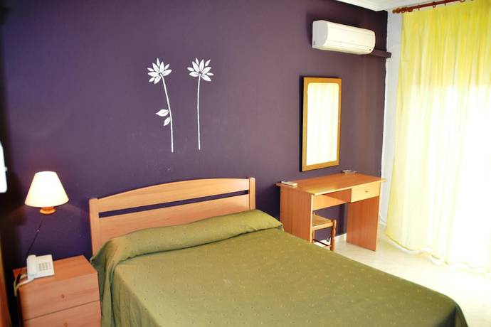 Imagen de la habitación del Hotel Venta El Puerto. Foto 13