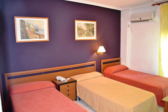 Imagen de la habitación del Hotel Venta El Puerto. Foto 15