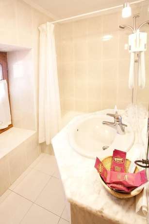 Imagen de la habitación del Hotel Venta Etxalar. Foto 10