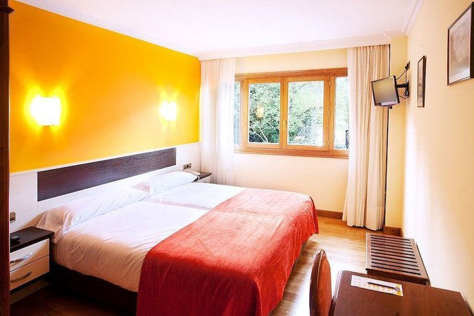 Imagen de la habitación del Hotel Venta Etxalar. Foto 16