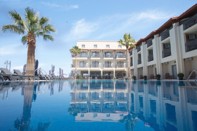 Imagen de la piscina del Hotel Venti Luxury. Foto 15