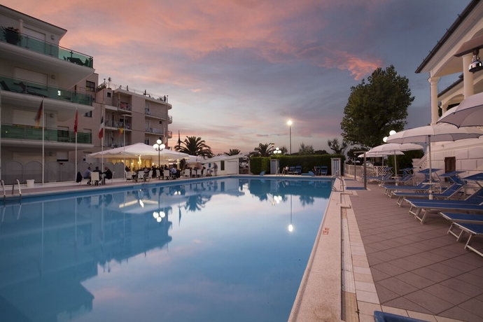 Imagen de la piscina del Hotel Venus, Gabicce Mare. Foto 16