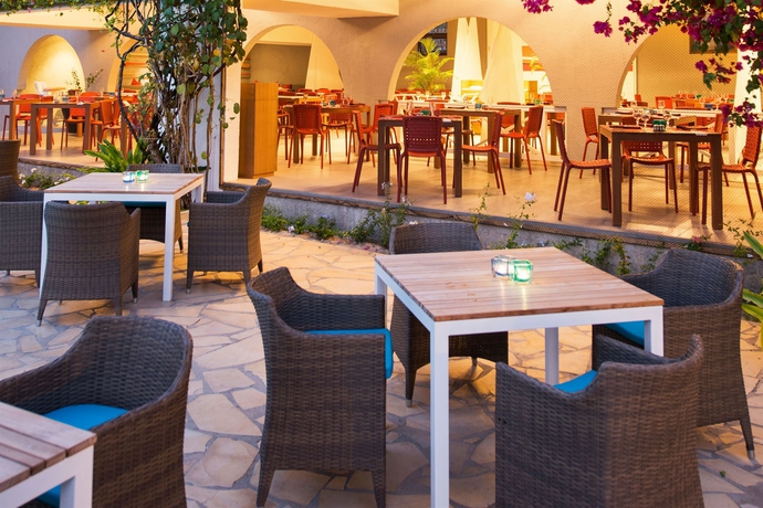 Imagen del bar/restaurante del Hotel Veranda Belle Mare - All Inclusive. Foto 2