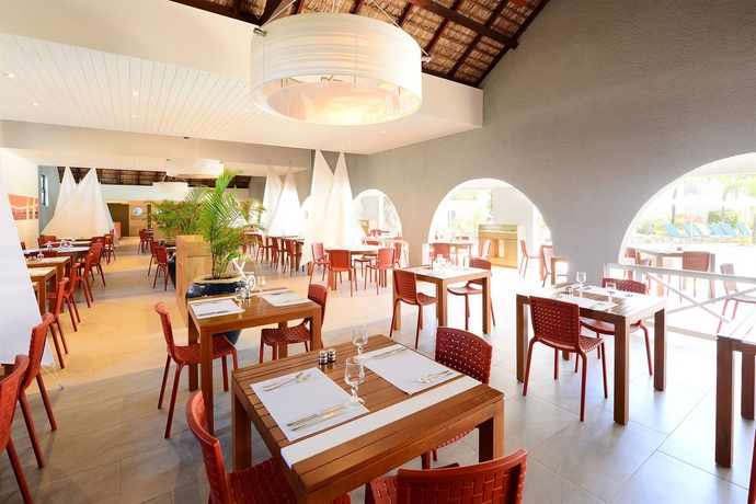 Imagen del bar/restaurante del Hotel Veranda Belle Mare - All Inclusive. Foto 3