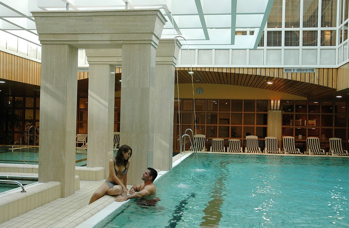 Imagen de la piscina del Hotel Verdi Budapest Aquincum. Foto 16