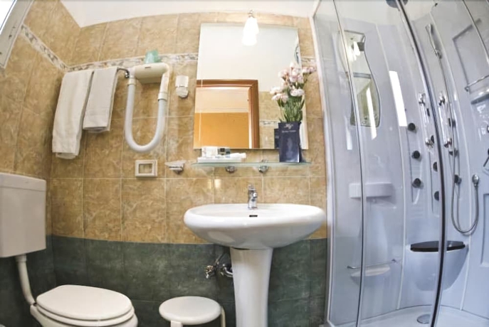 Imagen de la habitación del Hotel Verdi, FIUGGI. Foto 15