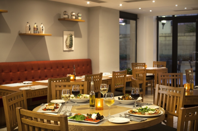 Imagen del bar/restaurante del Hotel Verdi St George's Bay Marina. Foto 5