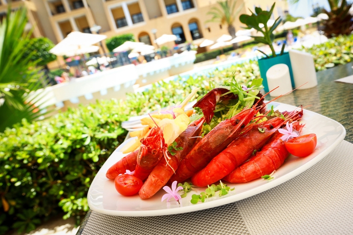 Imagen del bar/restaurante del Hotel Verdi St George's Bay Marina. Foto 7