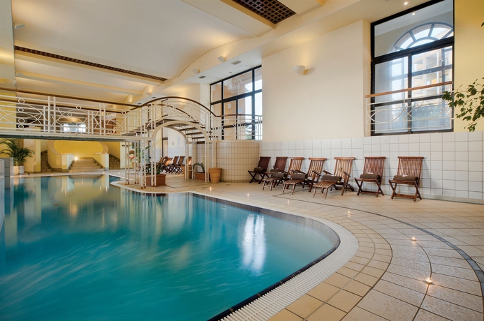 Imagen de la piscina del Hotel Verdi St George's Bay Marina. Foto 15