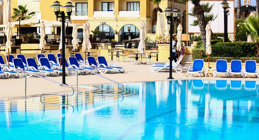 Imagen de la piscina del Hotel Verdi St George's Bay Marina. Foto 16