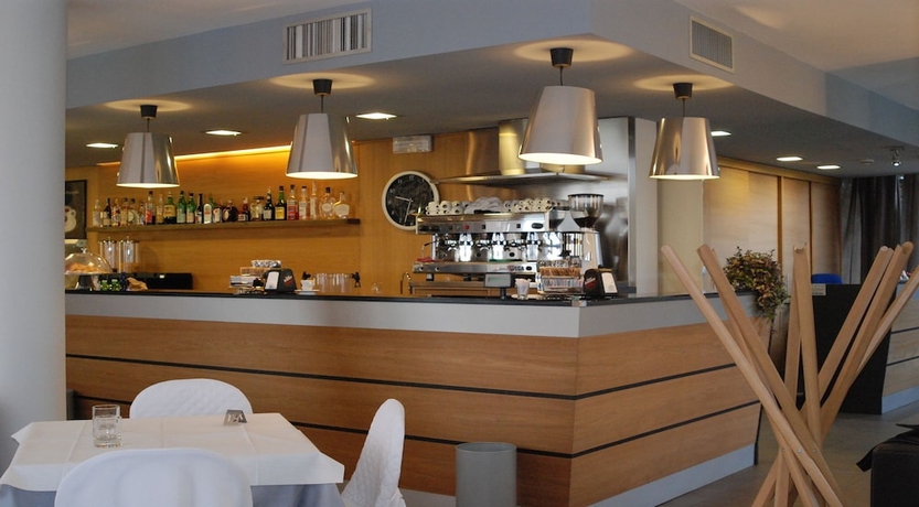 Imagen del bar/restaurante del Hotel Verdina. Foto 6