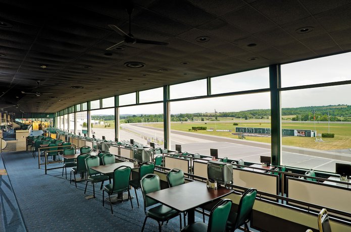 Imagen del bar/restaurante del Hotel Vernon Downs Casino and. Foto 7