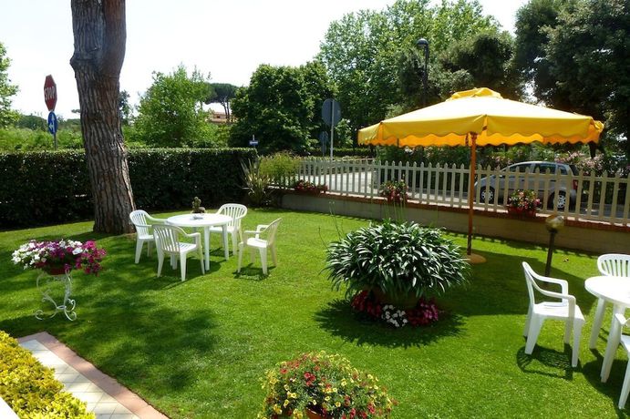 Imagen de los exteriores del Hotel Versilia. Foto 17
