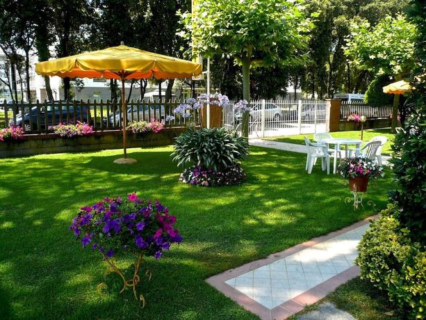 Imagen de los exteriores del Hotel Versilia. Foto 19