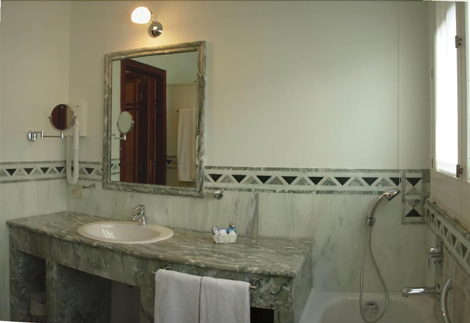 Imagen de la habitación del Hotel Versilia Palace. Foto 13
