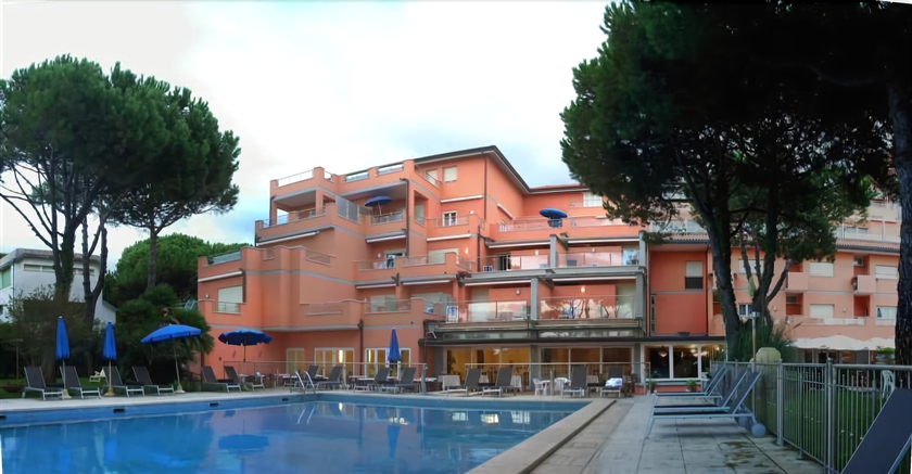Imagen de la piscina del Hotel Versilia Palace. Foto 17