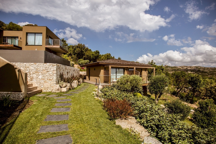 Imagen de los exteriores del Hotel Version Maquis Santa Manza. Foto 8