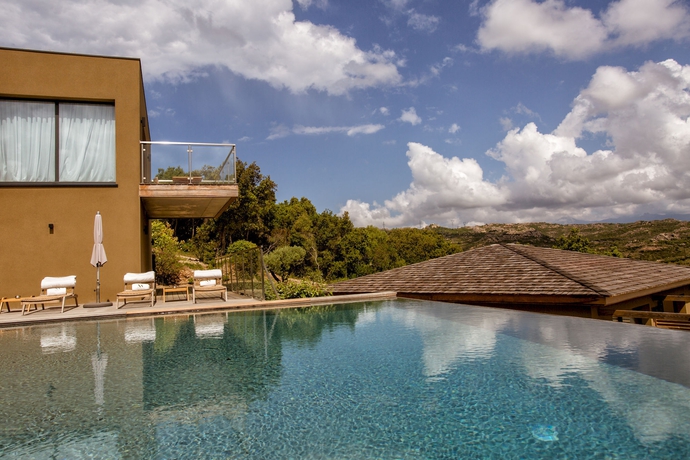 Imagen de la piscina del Hotel Version Maquis Santa Manza. Foto 11