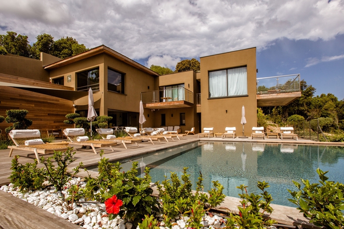 Imagen de la piscina del Hotel Version Maquis Santa Manza. Foto 14