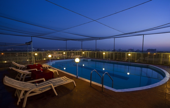 Imagen de la piscina del Hotel Vesta Maurya Palace. Foto 19