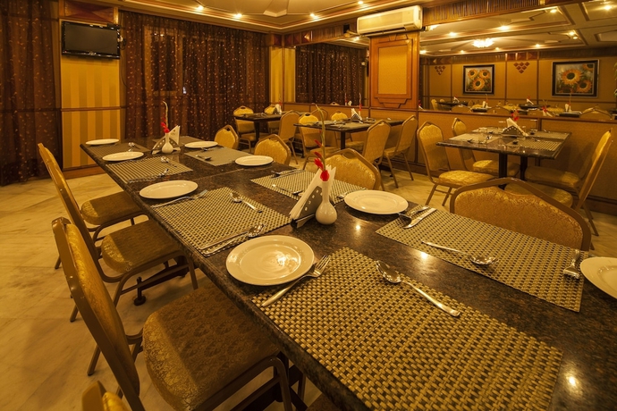 Imagen del bar/restaurante del Hotel Vesta Maurya Palace. Foto 2