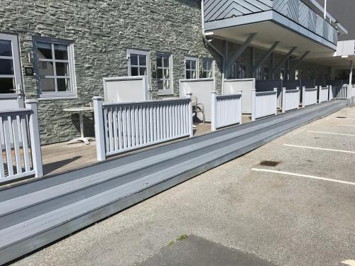 Imagen de los exteriores del Hotel Vestnes Fjordhotell. Foto 4